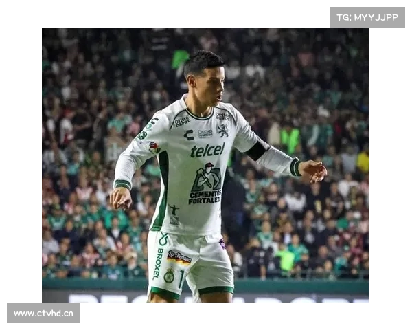 不冷静！J罗遭对方犯规后向主裁判丢球鞋，被黄牌警告